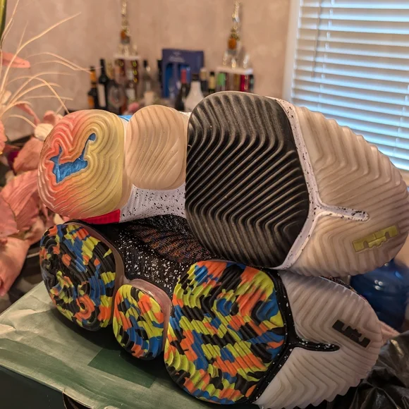 Nike LeBron 16 Sneakers - Picture 3 of 5